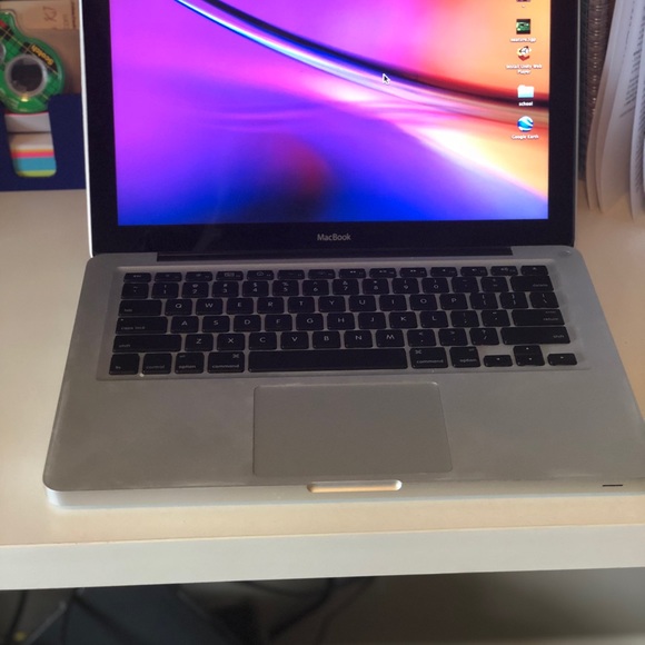 MacBook - Picture 5 of 5